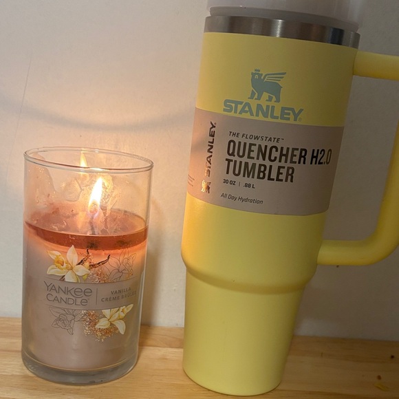 Stanley Quencher H2.0 Tumbler in Bright Yellow - Picture 1 of 4